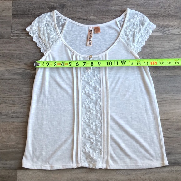 Cream Colored Short Sleeved Lace Top Size Small - Picture 8 of 12